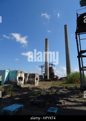 Stillgelegte Zuckerrohrfabrik bunt bemalt, Kuba Stockfoto