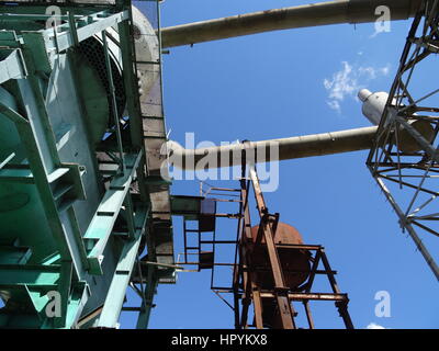 Eine alte Zuckerrohrfabrik, farbig gestrichen, Kuba Stockfoto