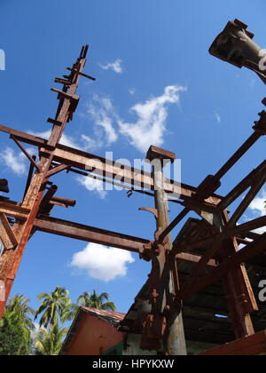 Stillgelegte Zuckerrohrfabrik bunt bemalt, Kuba Stockfoto