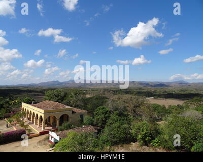 Luftaufnahme von einer kolonialen Zuckerrohr-Plantage und Hacienda aus dem Valle de Los Ingenios in der Nähe von Trinidad, Kuba Stockfoto