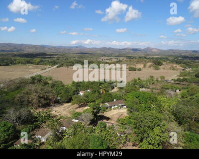 Luftaufnahme von einer kolonialen Zuckerrohr-Plantage und Hacienda aus dem Valle de Los Ingenios in der Nähe von Trinidad, Kuba Stockfoto