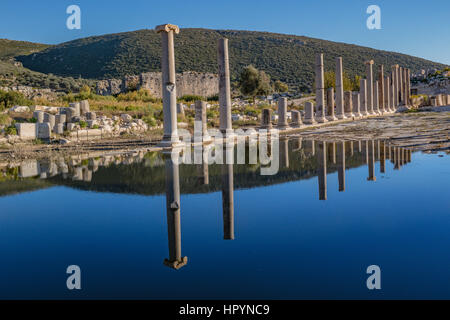 Reflexionen der Spalten auf der Teich Oberfläche Säule Straße des antiken patara Stockfoto