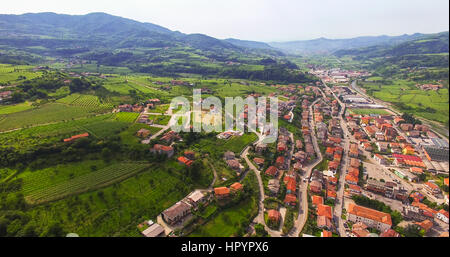 Luftaufnahme des Alpone Tal in der Nähe der Stadt San Giovanni Ilarione, Italien. Stockfoto