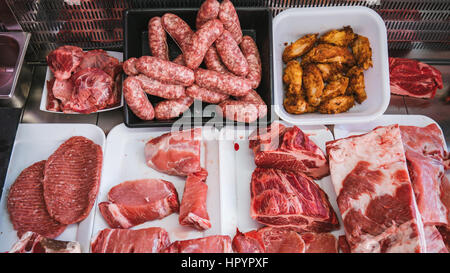 Metzger mit verschiedenen Arten von Fleisch bereits gefüllt und fertig gekocht werden. Stockfoto