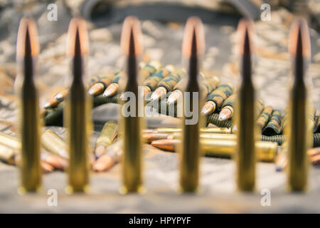 Hohlspitze Munition für Gewehr auf Tarnung Hintergrund. Stockfoto