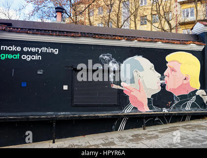 Vilnius, Litauen - 25. Februar 2017: Donald Trump küssen Vladimir Putin Wandbild an der Straße von Vilnius, Litauen Stockfoto