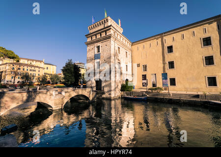 Riva del Garda, Italien - 6. Januar 2016: Blick auf die Burg Scaligero, Wahrzeichen des Gardasees, Italien. Stockfoto