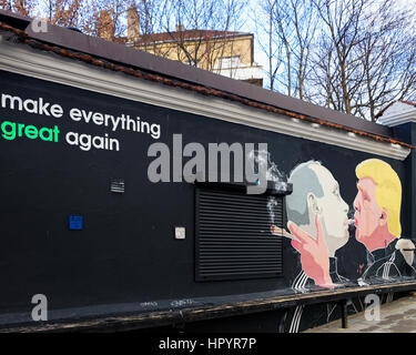 Vilnius, Litauen - 25. Februar 2017: Donald Trump küssen Vladimir Putin Wandbild auf der Straße von Vilnius, Litauen Stockfoto