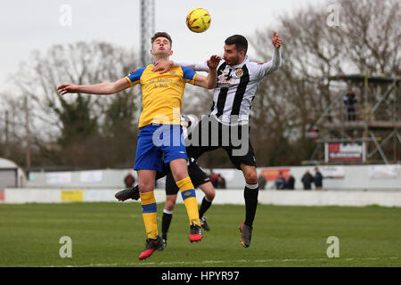 Philip Anderson von Heybridge und Ross Wall von unterstützt während Heybridge Swifts Vs AFC unterstützt, Ryman League Division 1 Norden Fußball bei The Texo Stockfoto