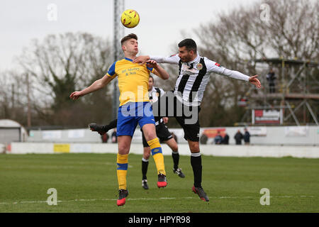 Philip Anderson von Heybridge und Ross Wall von unterstützt während Heybridge Swifts Vs AFC unterstützt, Ryman League Division 1 Norden Fußball bei The Texo Stockfoto