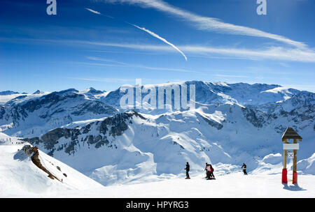 Skifahrer auf der Bergspitze in Méribel-Tal in den französischen Alpen Stockfoto