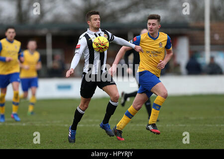 Lewis dunkel der Heybridge und Ross Wall von unterstützt während Heybridge Swifts Vs AFC unterstützt, Ryman League Division 1 Norden Fußball bei The Texo Stad Stockfoto