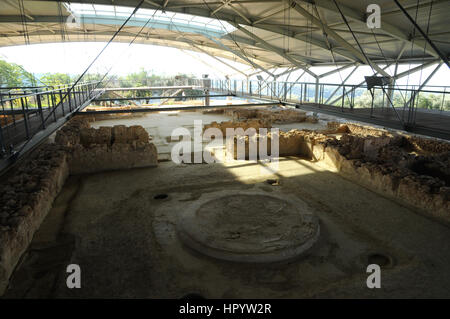 Die vor kurzem restaurierten Nestors-Palast in der Nähe von Pylos auf der griechischen Halbinsel Peloponnes. Die gesamte Site fällt unter einem Baldachin, das Wetter aus dem Ort zu halten. Stockfoto