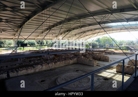 Die vor kurzem restaurierten Nestors-Palast in der Nähe von Pylos auf der griechischen Halbinsel Peloponnes. Die gesamte Site fällt unter einem Baldachin, das Wetter aus dem Ort zu halten. Stockfoto