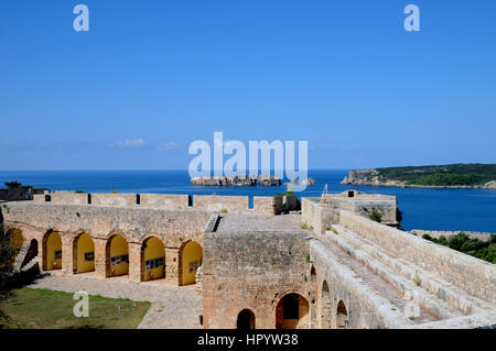 Blick von der Neokastro in der griechischen Küste von Pylos. Die Bucht von Navarino mit seinen felsigen Inseln können im Hintergrund zu sehen. Stockfoto