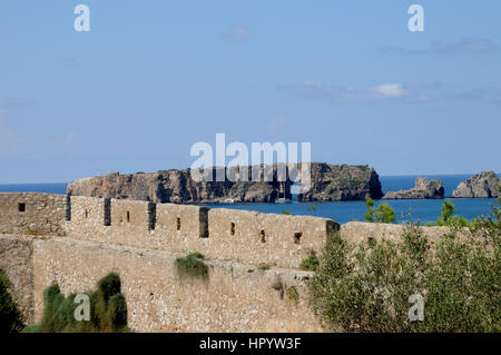 Blick von der Neokastro in der griechischen Küste von Pylos. Die Bucht von Navarino mit seinen felsigen Inseln können im Hintergrund zu sehen. Stockfoto