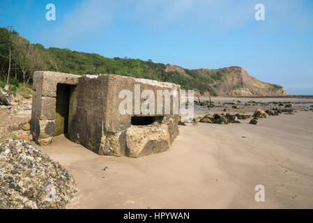 Alte Beton Bunkern am Strand von Cayton Bucht in der Nähe von Scarborough, North Yorkshire, England. Stockfoto