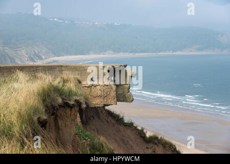 Bleibt der Küstenverteidigung in den erodierenden Klippen oberhalb Cayton Bay in der Nähe von Scarborough, North Yorkshire, England. Stockfoto