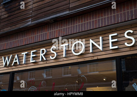 LONDON, UK - 13. Februar 2017: Ein Zeichen für die britischen Buchhändler Waterstones in Canterbury, England am 13. Februar 2017. Stockfoto