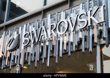 CANTERBURY, UK - 13. Februar 2017: Das Zeichen für einen Swarovski Kristall und Schmuck-Shop in Canterbury, England am 7. April 2016. Stockfoto