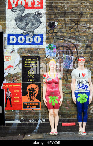 Modell Comicfiguren in Londons Buxton Seitenstraße der Brick Lane Stockfoto