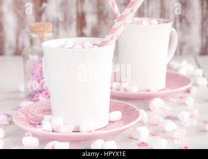 Tasse heiße Schokolade mit Marshmallow und Herz geformt Süßigkeiten Stockfoto