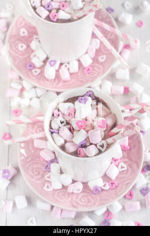 Tasse heiße Schokolade mit Marshmallow und Herz geformt Süßigkeiten Stockfoto