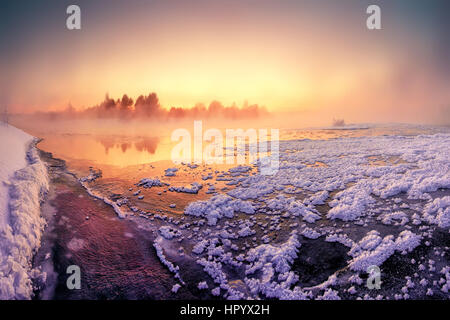 Bunte Wintermorgen auf See mit Schnee bedeckt Stockfoto