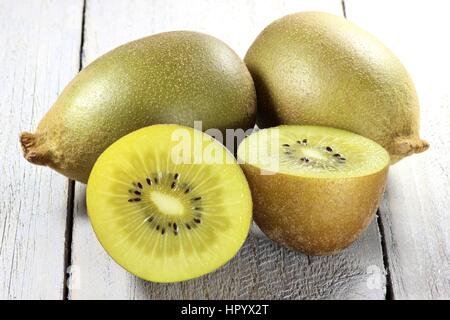 goldenen Kiwis Ion Holz Hintergrund Stockfoto