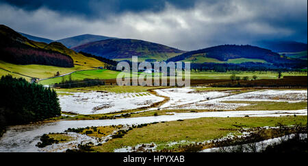 Der Fluss Tweed in Flut im Tweed-Tal zwischen Broughton und Peebles in den Scottish Borders. Die Nachwirkungen der Sturm Doris. Stockfoto