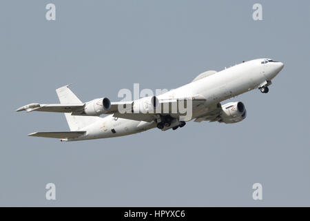 Ein US-Marine E-6 b Quecksilber klettern aus der RAF Mildenhall. Diese Flugzeuge werden verwendet, um die Kommunikation mit getauchten Raketen-u-Boote. Stockfoto
