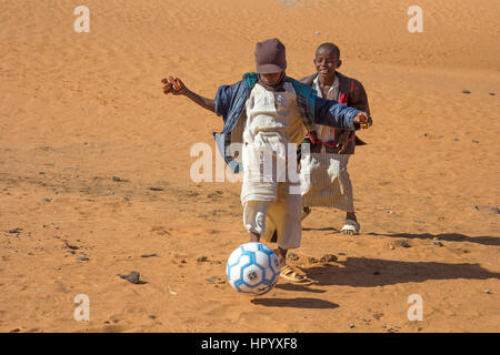 Khartum, Sudan - 19. Dezember 2015: Sudanesischen jungen Fußball spielen in der Wüste in der Nähe von Meroe-Pyramiden. Stockfoto