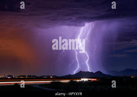 Während eines Monsun-Gewitters in Tucson, Arizona, treffen lebhafte Blitzschläge auf einen Berg Stockfoto