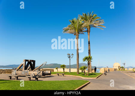 Das mittelalterliche Katapult auf dem Garten entlang der Stadtmauer von Alghero, Sassari, Sardinien, Italien Stockfoto