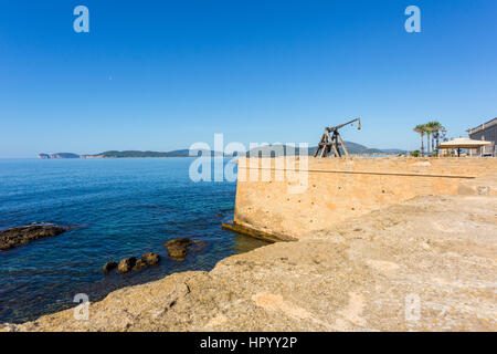 Blick auf Capo Caccia von der Promenade entlang der Stadtmauer von Alghero, Sassari, Sardinien, Italien Stockfoto