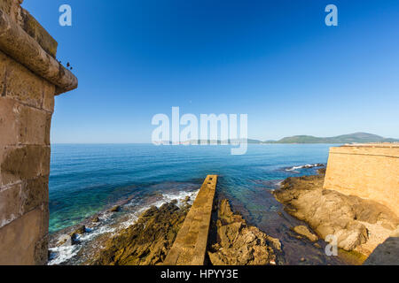 Blick auf Capo Caccia von der Promenade entlang der Stadtmauer von Alghero, Sassari, Sardinien, Italien Stockfoto