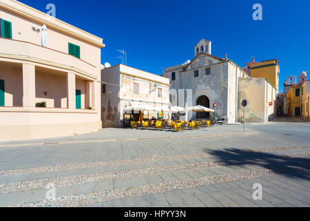 Blick auf Carmelo Kirche entlang der Stadtmauer von Alghero, Sassari, Sardinien, Italien Stockfoto