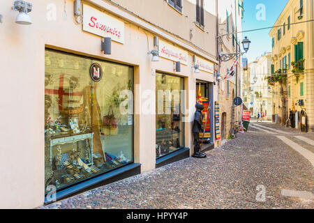 Straßenszene in der Altstadt von Alghero, Sarssari, Sardinien, Italien Stockfoto