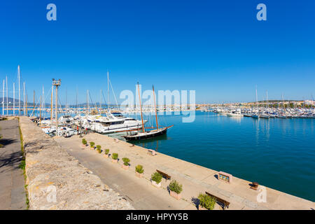 Blick auf den Hafen von der Promenade entlang der Stadtmauer von Alghero, Sassari, Sardinien, Italien Stockfoto