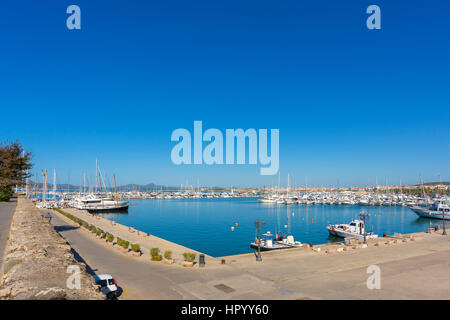 Blick auf den Hafen von der Promenade entlang der Stadtmauer von Alghero, Sassari, Sardinien, Italien Stockfoto