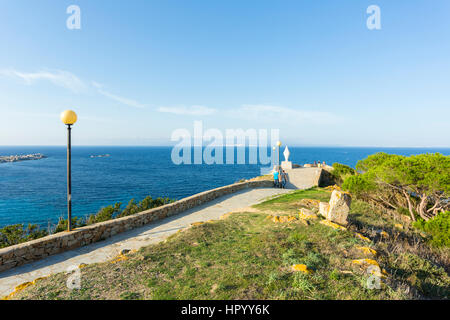 Ansicht der Bocche di Bonifaccio von Santa Teresa Gallura, Sardinien Italien, mit der Küste von Korsika im Hintergrund. Stockfoto