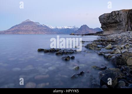 Der Blick auf den Cullins von Skye an einem klaren kalten Wintern Morgen gesehen Stockfoto