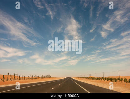 Desert Road unter Abfall blauem Himmel verschwinden in Ferne Stockfoto