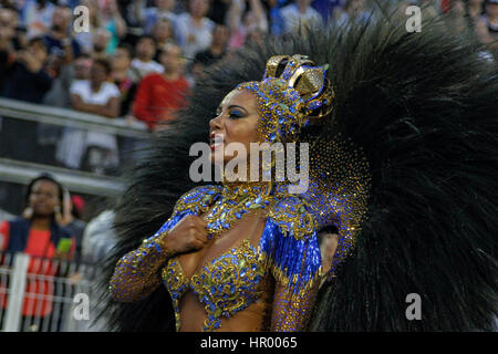 São Paulo, Brasilien. 25. Februar 2017. Die Königin der Trommeln Cinthia Santos während der Parade der Samba-Schule Águia de Ouro, gültig von der Spezialgruppe im Sambódromo Do Anhembi in São Paulo. Bildnachweis: Marivaldo Oliveira/Pacific Press/Alamy Live-Nachrichten Stockfoto