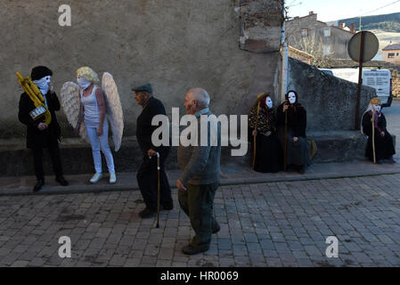 Luzón, Spanien. 25. Februar 2017. Nachtschwärmer in Kostümen, die im Bild während einer traditionellen Karneval Feier in dem kleinen Dorf von Luzon, Spanien, Credit: Jorge Sanz/Pacific Press/Alamy Live News Stockfoto