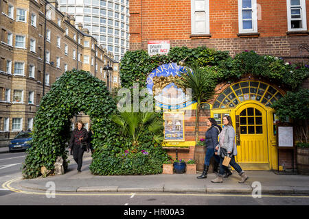 Passanten vor Sarastro Restaurant, ein türkisch-orientierte mediterrane Küche, im Theatre Royal Drury Lane, Covent Garden, London. Stockfoto