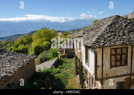 Alte traditionelle Häuser mit Schiefer Dachziegel in Leshten, Bulgarien Stockfoto