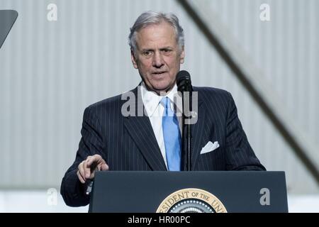 South Carolina Gouverneur Henry McMaster richtet sich Boeing Mitarbeiter vor US-Präsident Donald Trump während das Debüt der neuen Boeing 787-10 Dreamliner Flugzeuge im Boeing Werk 17. Februar 2016 in North Charleston, SC Trumpf Besuch kommt zwei Tage nachdem Arbeiter im Werk von South Carolina gewählt, gewerkschaftliche Vertretung in einem Zustand wo Trump handlich gewann abzulehnen. Stockfoto
