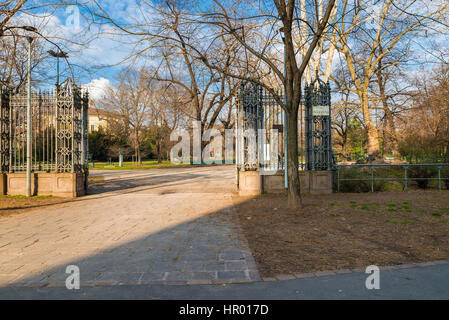 Mailand, Italien. Einer der Eingänge Indro Montanelli öffentlicher Park in Mailand, Straße Palestro Stockfoto