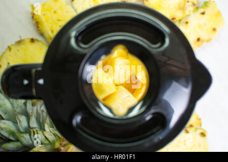 Geschnittene Ananas in einem Mixer für die Herstellung von smoothie Stockfoto